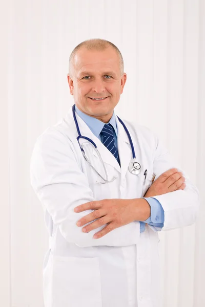 Volwassen arts man met stethoscoop Kruis wapens — Stockfoto