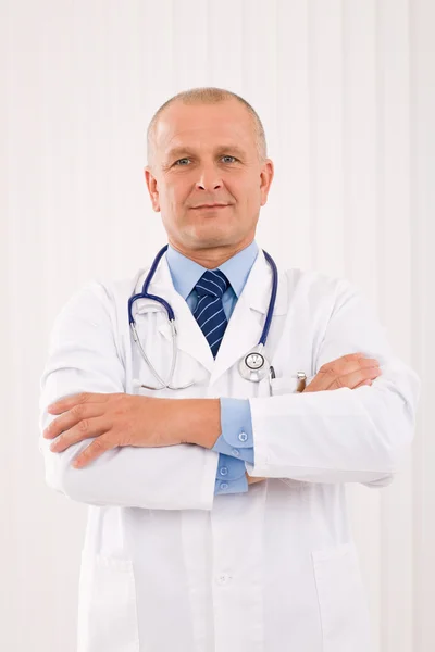 Olgun doktor erkek stetoskop ile cross kolları — Stok fotoğraf