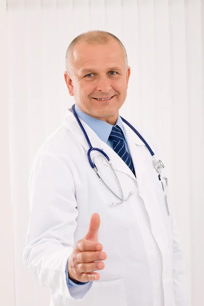 Médico sênior masculino sorrindo aperto de mão acolhedor — Fotografia de Stock