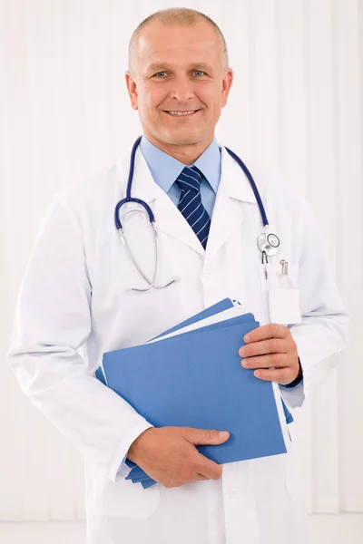 Médico maduro retrato masculino con carpetas — Foto de Stock