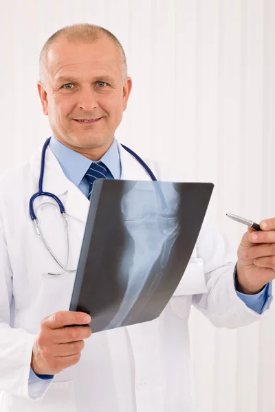 Starsze starszy lekarz mężczyzna trzymać x-ray — Zdjęcie stockowe