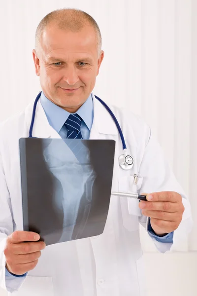 Érett vezető orvos férfi lenéznek röntgen — Stock Fotó