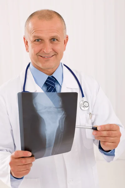 Зрелый старший врач проводит рентген — стоковое фото