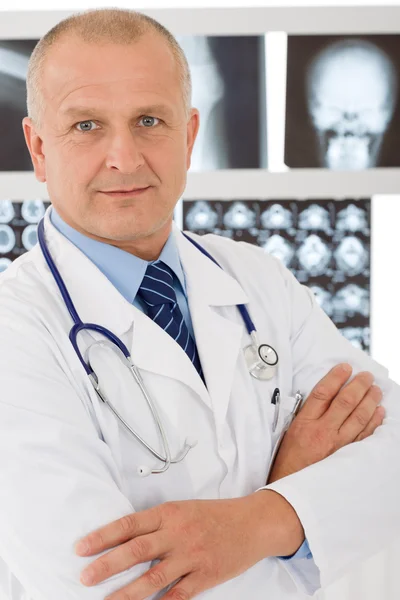 Зрелый врач мужского пола с рентгеном — стоковое фото