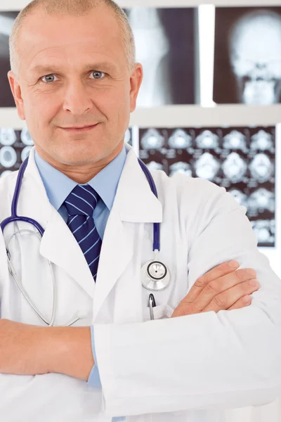 Mogna läkare hane med uppsättning av röntgen — Stockfoto