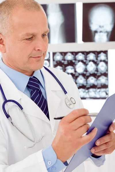 Mature médecin mâle regarder de côté à la radiographie — Photo