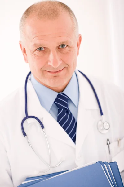 Mature médecin portrait masculin avec des dossiers — Photo