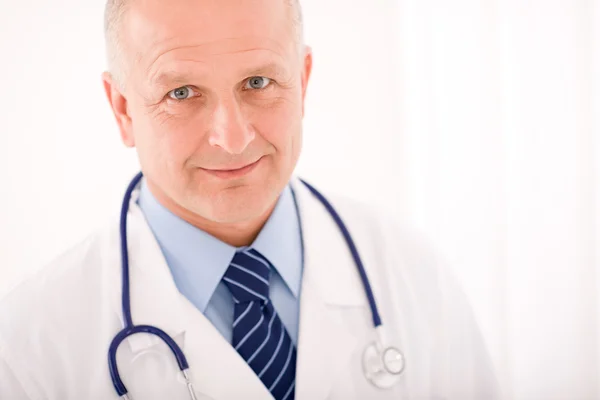 Medico maturo maschio con stetoscopio braccia incrociate — Foto Stock
