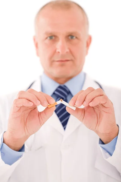 Pare de fumar maduro médico masculino quebrar cigarro — Fotografia de Stock