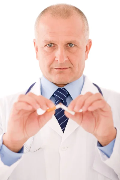 Rzucić palenie papieros przerwa dojrzały mężczyzna lekarz — Zdjęcie stockowe