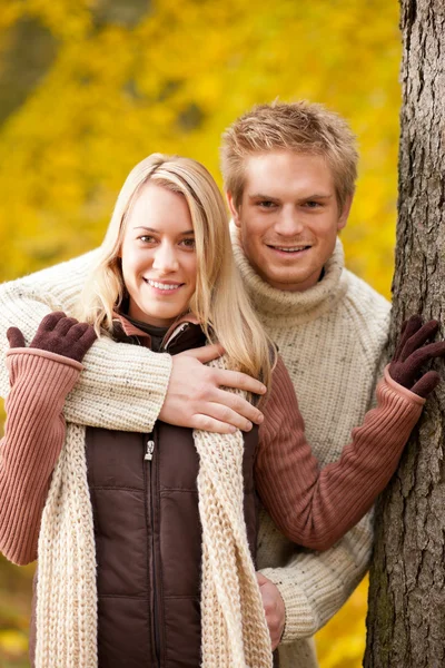 ハグは公園で幸せな秋の愛のカップル — ストック写真
