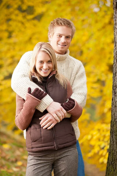 Herbst-Liebespaar umarmt sich glücklich im Park — Stockfoto