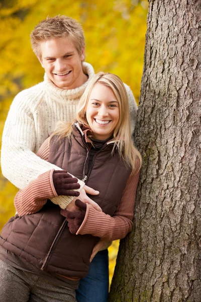 Herbst-Liebespaar umarmt sich glücklich im Park — Stockfoto