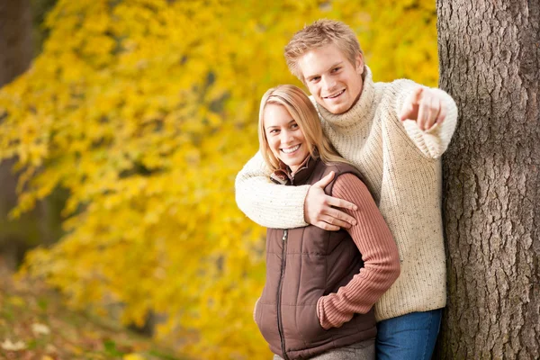 公園で一緒に笑顔秋のロマンチックなカップル — ストック写真