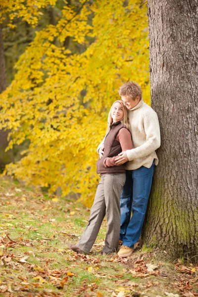 Осінь любов пара обіймає щасливий в парку — стокове фото