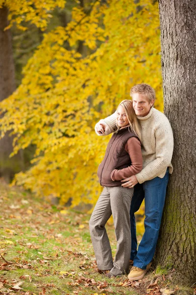 Otoño pareja romántica sonriendo juntos en el parque — Foto de Stock