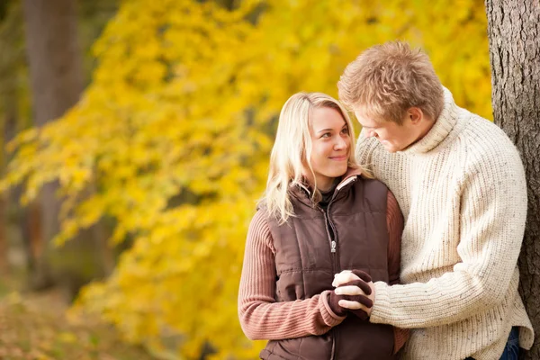 Outono amor casal abraçando feliz no parque — Fotografia de Stock