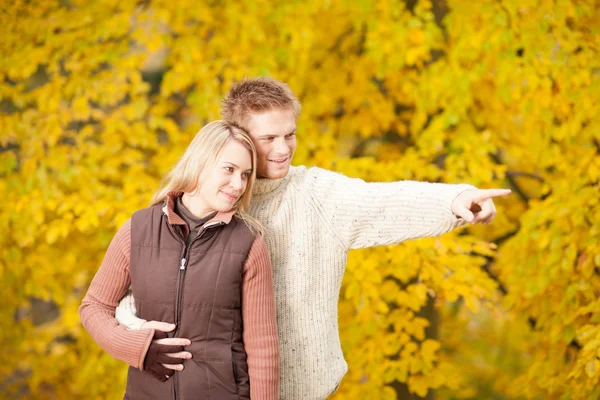 Höstens romantiska par leende tillsammans i park — Stockfoto