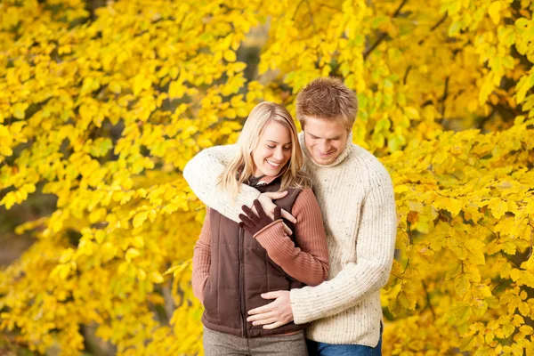Outono feliz casal abraçando juntos no parque — Fotografia de Stock