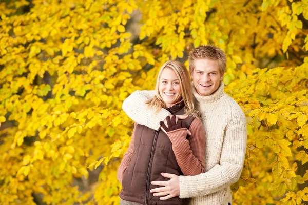 Herfst gelukkige paar knuffelen samen in park — Stockfoto