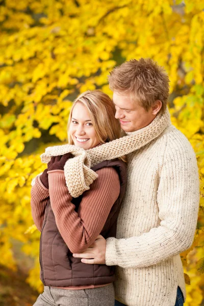 Höstens romantiska par glada kramar i park — Stockfoto