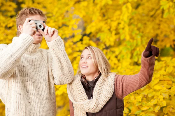 Casal de outono tirar foto câmera no parque — Fotografia de Stock