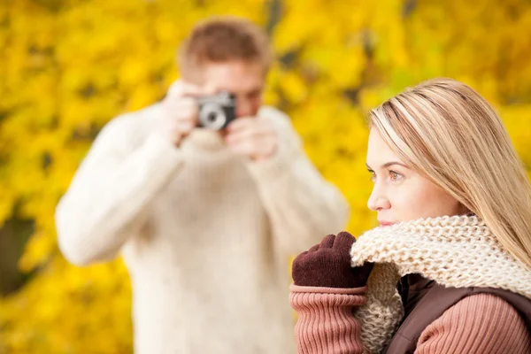 Podzimní člověk udělat fotografii mladé ženy — Stock fotografie