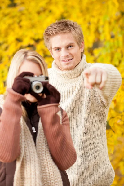 Hösten par ta fotokamera i parken — Stockfoto