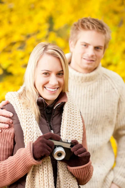 秋のカップルは公園で写真のカメラを撮る — ストック写真