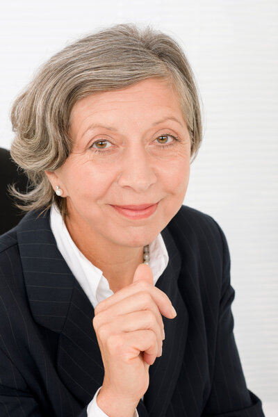 Старшая деловая женщина профессиональный портрет умный
