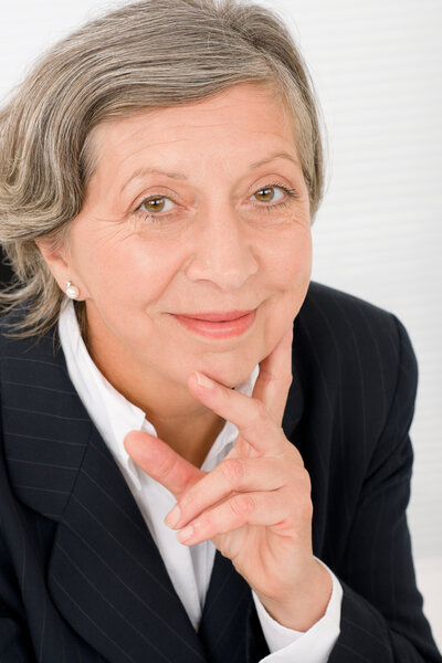 Старшая деловая женщина профессиональный портрет умный
