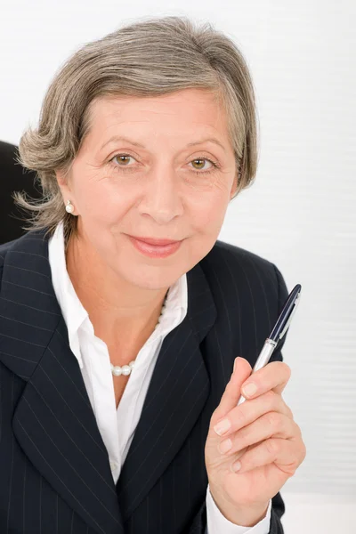 Vedoucí podnikatelka professional drží pero — Stock fotografie
