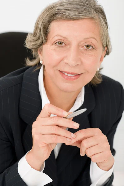 Vedoucí podnikatelka professional drží pero — Stock fotografie