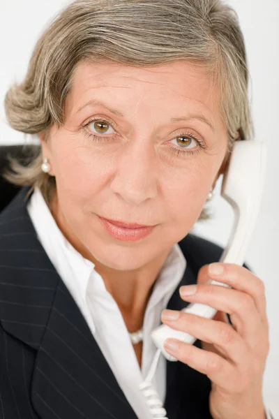 Старшая деловая женщина на телефоне портрет крупного плана — стоковое фото