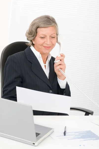 Senior businesswoman on phone hold empty sheet — Stock Photo, Image