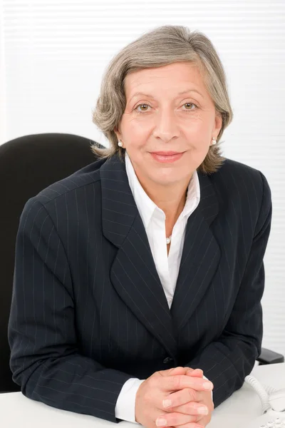 Senior affärskvinna professional bakom tabell — Stockfoto