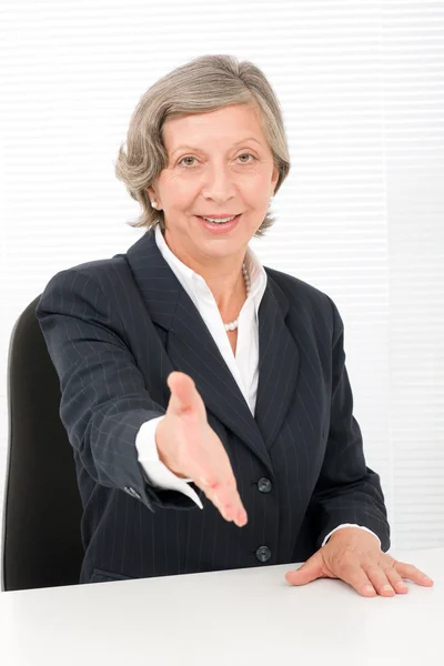 Senior affärskvinna handslag stänga affären leende — Stockfoto