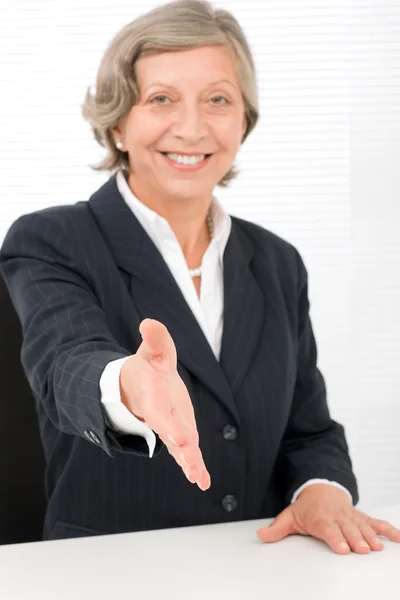 Senior Geschäftsfrau Handschlag schließen Deal lächelnd — Stockfoto