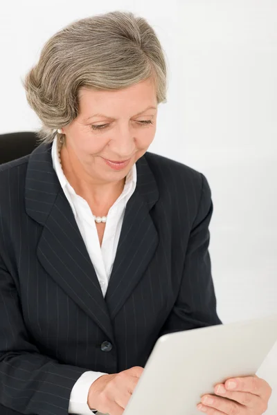 Senior businesswoman touch-screen tablet computer — Stock Photo, Image