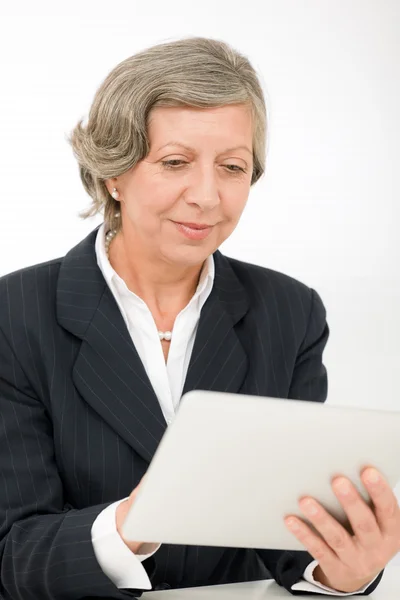 Senior zakenvrouw touchscreen tablet pc — Stockfoto
