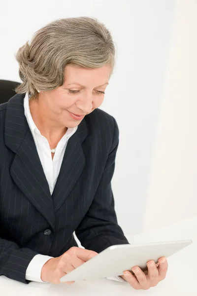 Senior businesswoman touch-screen tablet computer — Stock Photo, Image