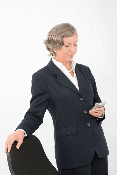 Üst düzey iş kadını cep telefonunuzun beyaz kadran — Stok fotoğraf