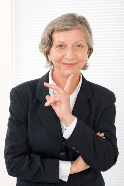 Старшая деловая женщина профессиональный портрет умный
