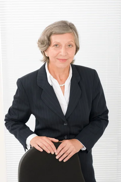 Senior affärskvinna porträtt smart — Stockfoto