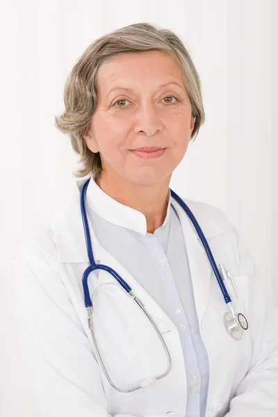 Médico sênior feminino com retrato em estetoscópio — Fotografia de Stock