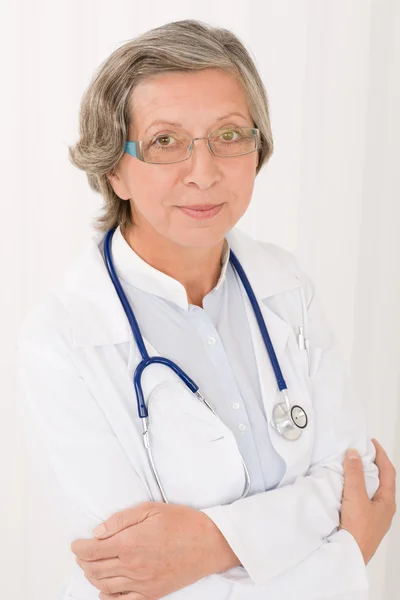 Médico sênior feminino com retrato em estetoscópio — Fotografia de Stock