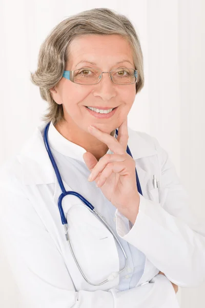 Medico anziano femmina con stetoscopio sorridente — Foto Stock