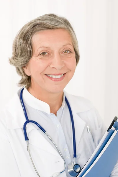 Médico sênior feminino segurar pastas sorrindo — Fotografia de Stock