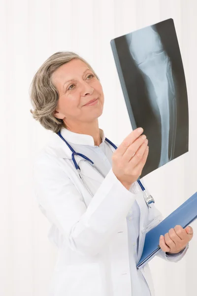Médico sênior fêmea feliz segurar raio-x — Fotografia de Stock