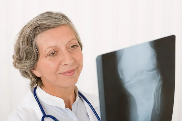 Médico sênior fêmea feliz segurar raio-x — Fotografia de Stock